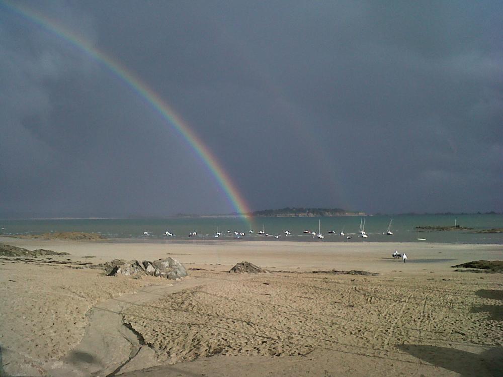 arc en ciel sur la plage de Lancieux